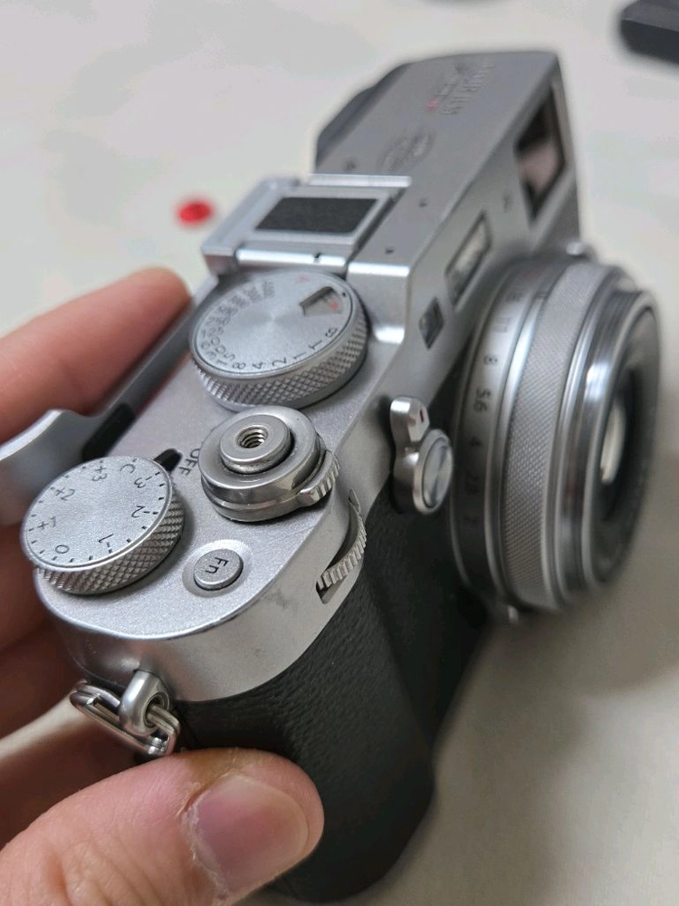 후지필름 X100F 디지털 카메라 이미지