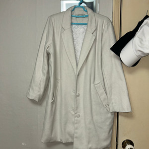 아이보리 화이트 누빔 두께감있는 롱 코트 2만원에 가져가실분??!! 66정도