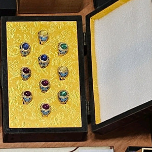 다양한 디자인의 반지 컬렉션