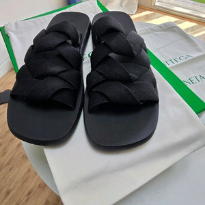 보테가베나타 플랫 뮬 블랙 슬리퍼 eu44사이즈(새상품)
