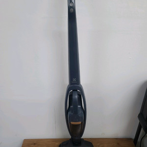 일렉트로룩스 무선청소기 WQ61-1EDB(거의A급,세척및청소완,삼성 배터리 교체>1시간24분연속작동)