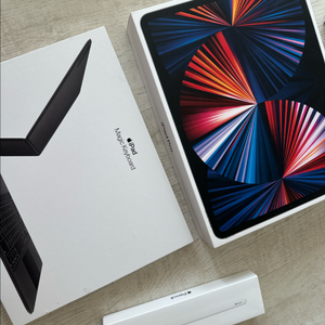 아이패드 프로 12.9형과 애플펜슬 2세대, 매직 키보드 함께 판매합니다