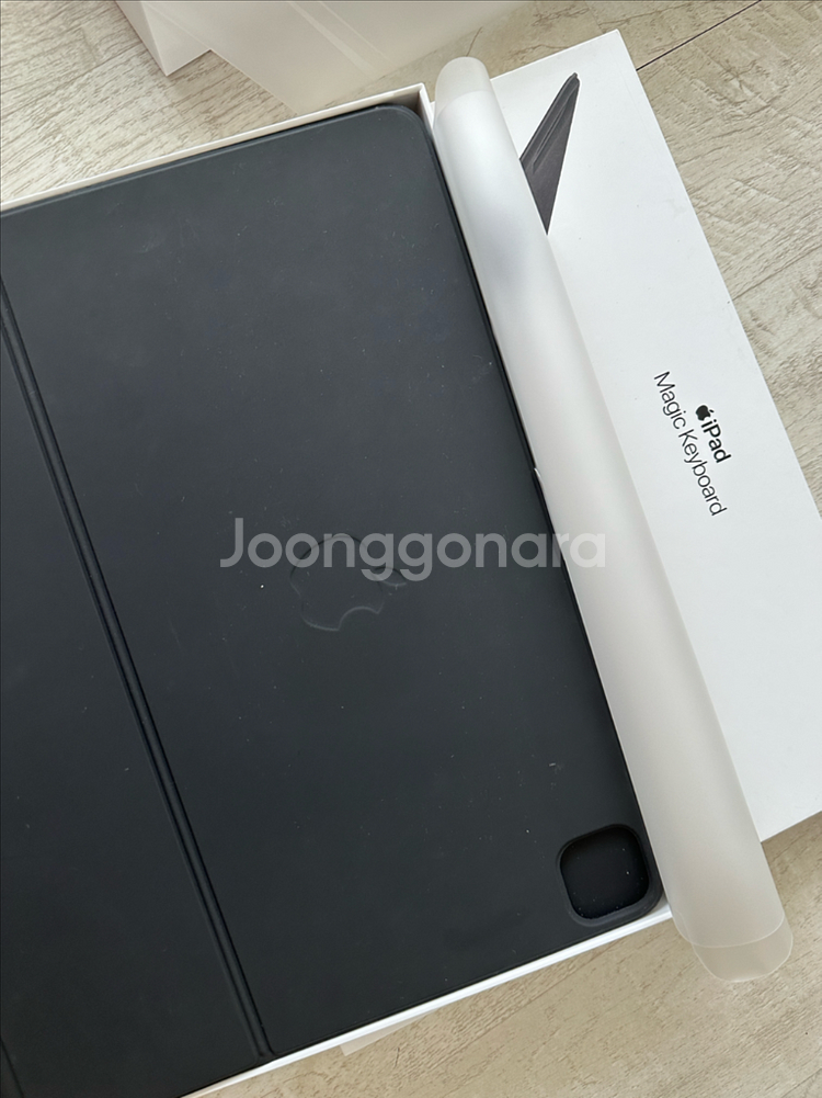 아이패드 프로 12.9형과 애플펜슬 2세대, 매직 키보드 함께 판매합니다--8
