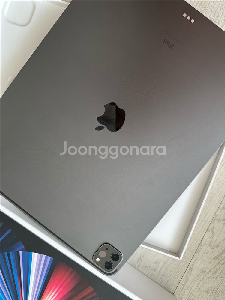 아이패드 프로 12.9형과 애플펜슬 2세대, 매직 키보드 함께 판매합니다--7