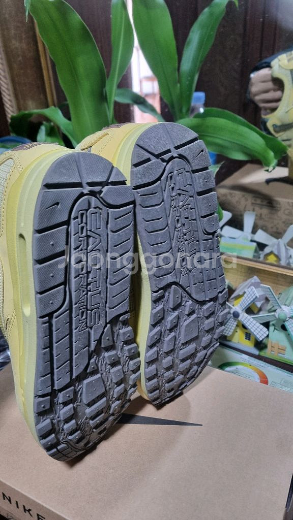 나이키 스캇 캑터스 골드 판매합니다.--3