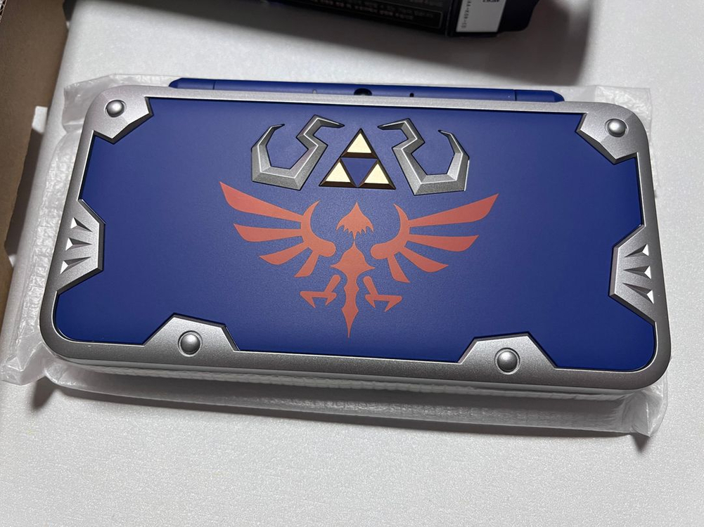 [미사용] 뉴 닌텐도 2ds xl - 하일리아 방패 에디션 + 젤다의전설 1 2 + 포켓몬 뱅크 + 시간의 오카리나 이미지