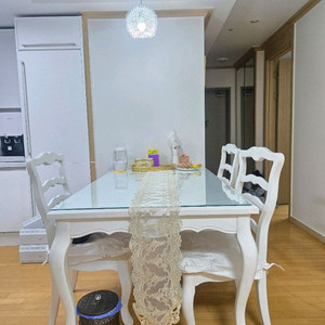 쉐비 화이트 원목 식탁 6인 세트 유리상판 있음