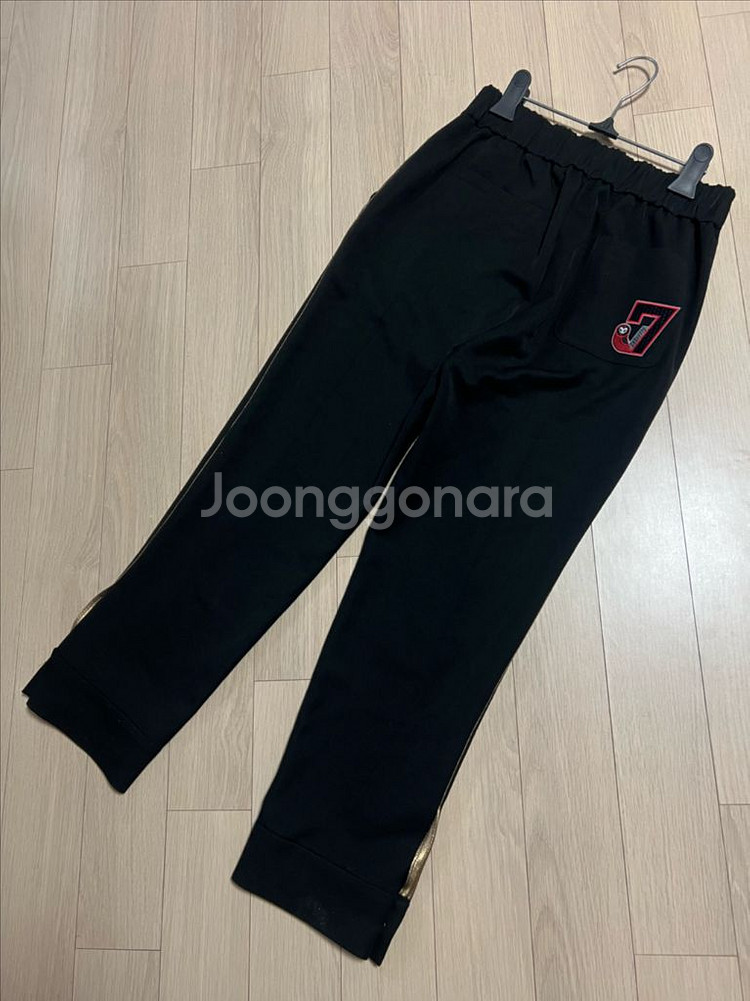 럭키슈에뜨 포켓 자수 버튼 포인트 배색 라인 핀턱 뒷밴딩 팬츠 바지 슬랙스 블랙--2