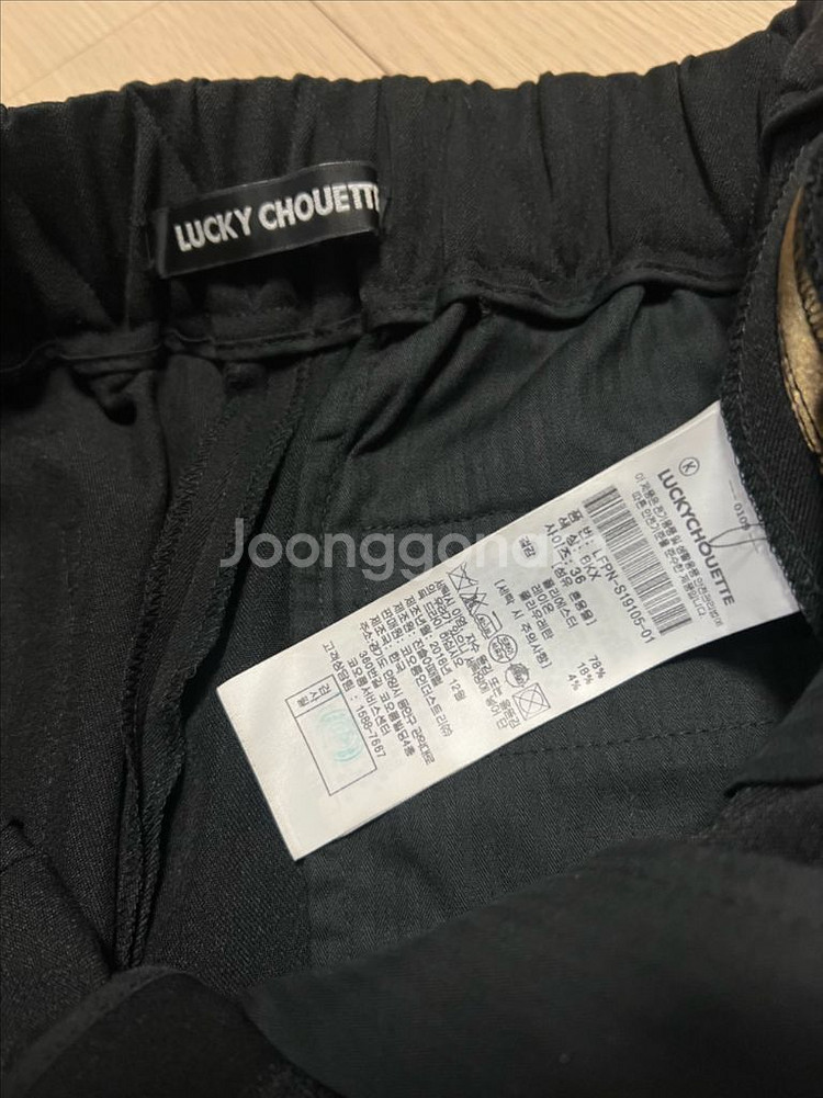 럭키슈에뜨 포켓 자수 버튼 포인트 배색 라인 핀턱 뒷밴딩 팬츠 바지 슬랙스 블랙--9