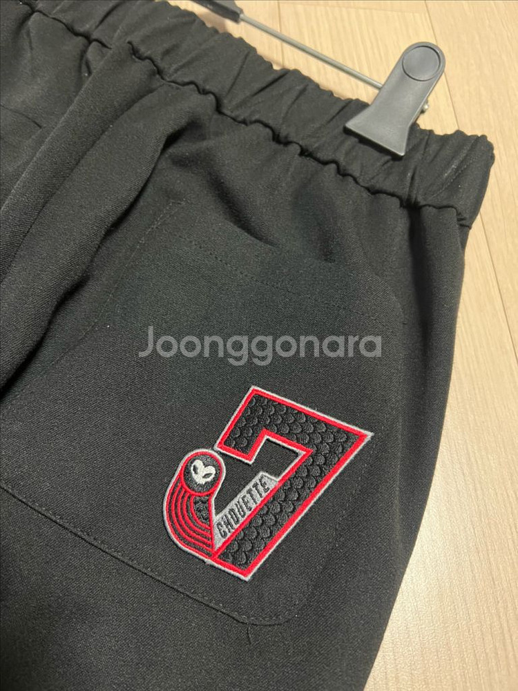 럭키슈에뜨 포켓 자수 버튼 포인트 배색 라인 핀턱 뒷밴딩 팬츠 바지 슬랙스 블랙--14