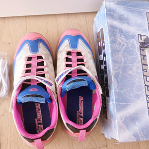 여아. 스케쳐스 라이트led 발광운동화 220 판매해요