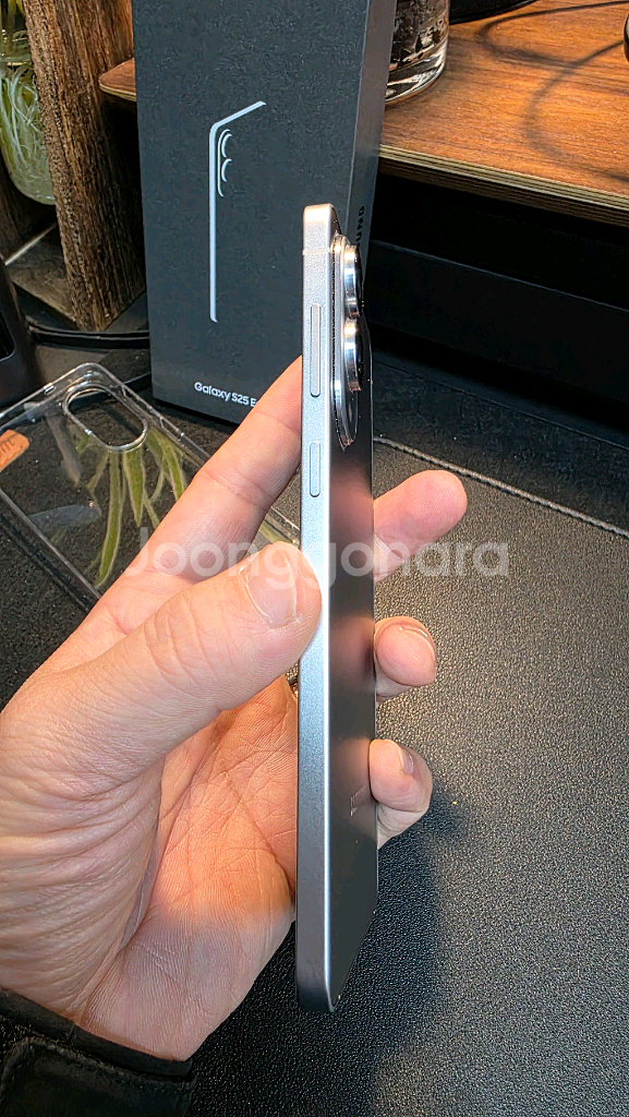 갤럭시 S25 엣지 256 실버 정상해지 SS급 판매합니다.--4