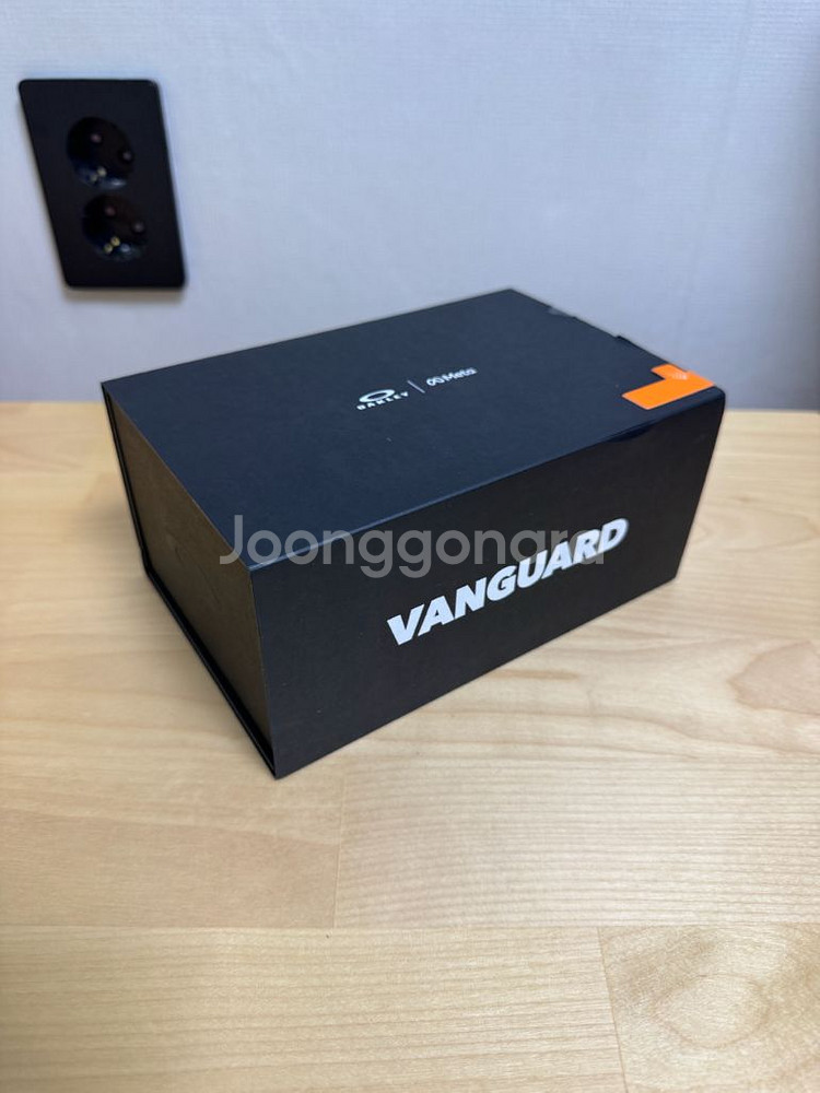 오클리 Meta Vanguard 썬글라스 (화이트프레임+블랙 렌즈)--1