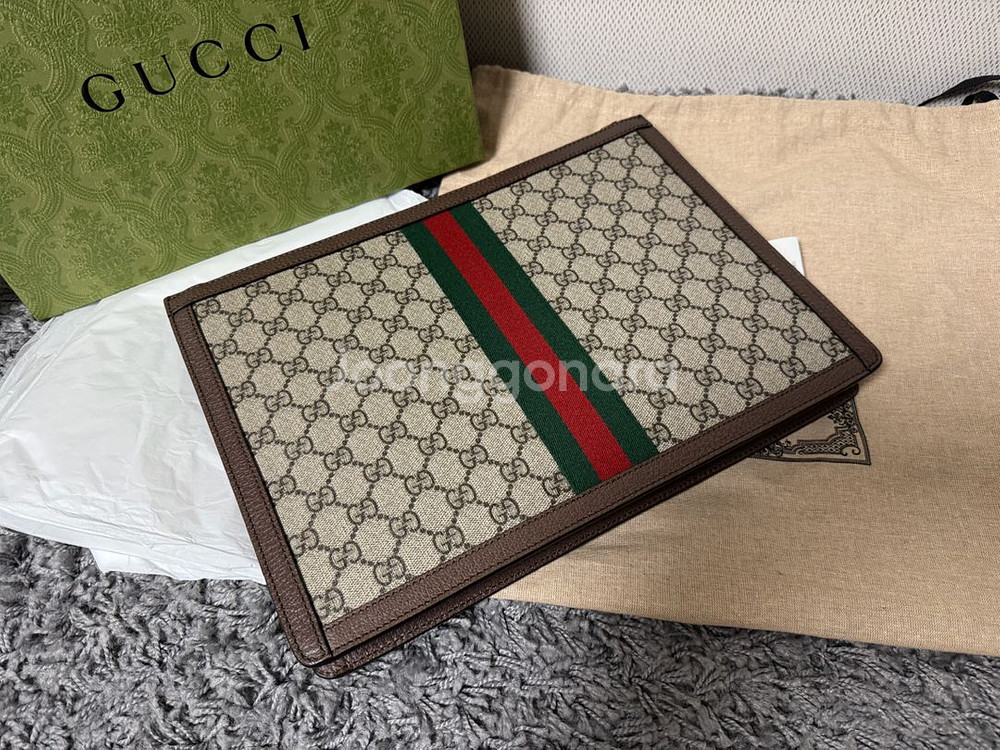 백화점판 구찌 GG 오피디아 포트폴리오 클러치 거의 새것--1