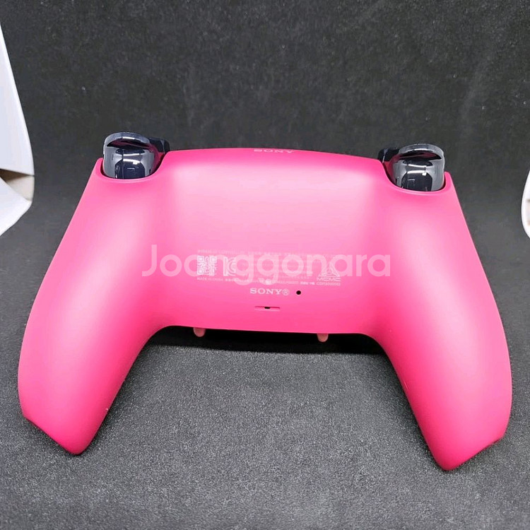 PS5 듀얼센스 코스믹 레드 레이저 퀵차징 스탠드 팝니다--2