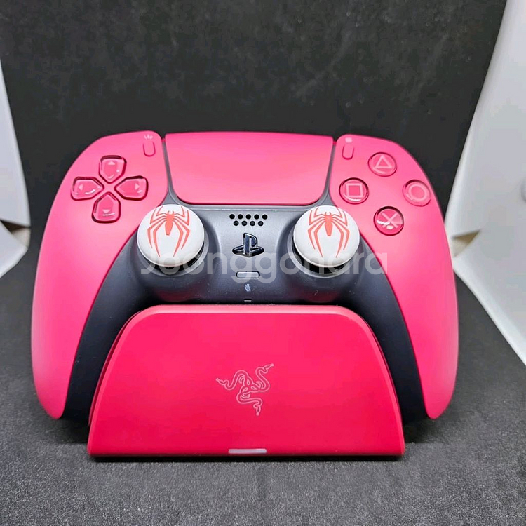 PS5 듀얼센스 코스믹 레드 레이저 퀵차징 스탠드 팝니다--6