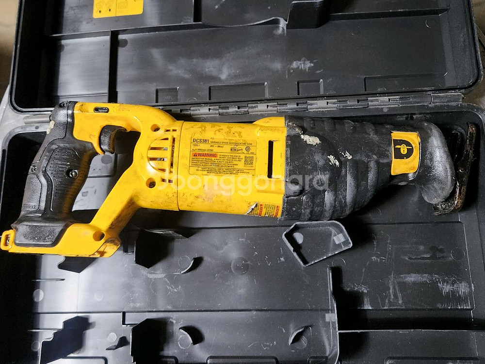 디월트 18v 충전컷소 DCS381 본체 팝니다--1