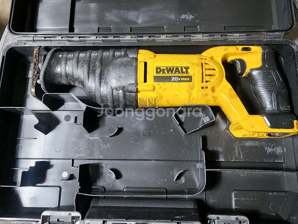 디월트 18v 충전컷소 DCS381 본체 팝니다--0