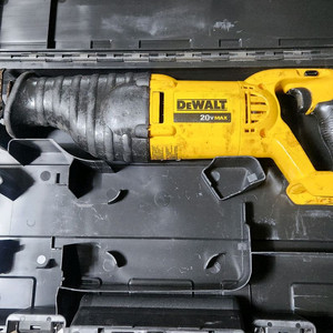 디월트 18v 충전컷소 DCS381 본체 팝니다