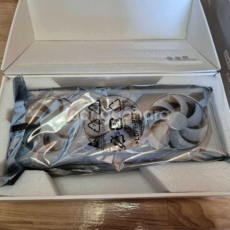 RTX 4080 SUPER 로그 스트릭스 화이트--1