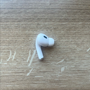 에어팟 프로 2세대 (왼쪽)