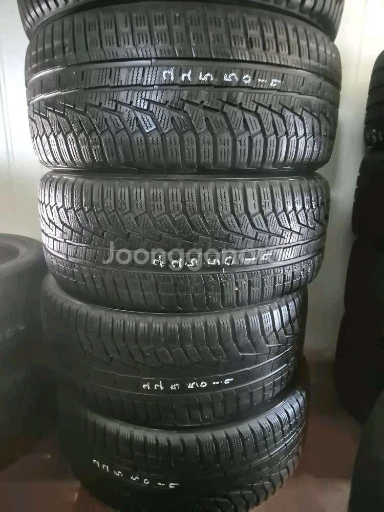 225 50 17 윈터타이어 1대분 판매합니다. 장착 및 휠발란스 포함 개당 5만원입니다. 윈터타이어 대량 입고 예--0