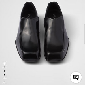 프라다 레이저 브리쉬드 가죽 로퍼