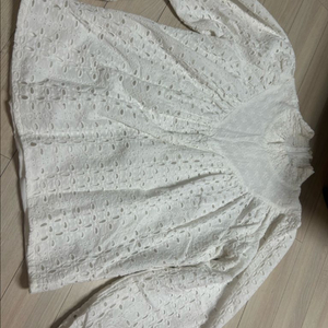 바이씨니 펀칭 블라우스