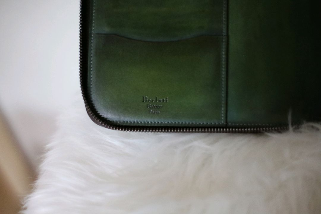 벨루티 폴리오 클러치 지갑 가방 (아이패드미니 수납)--3