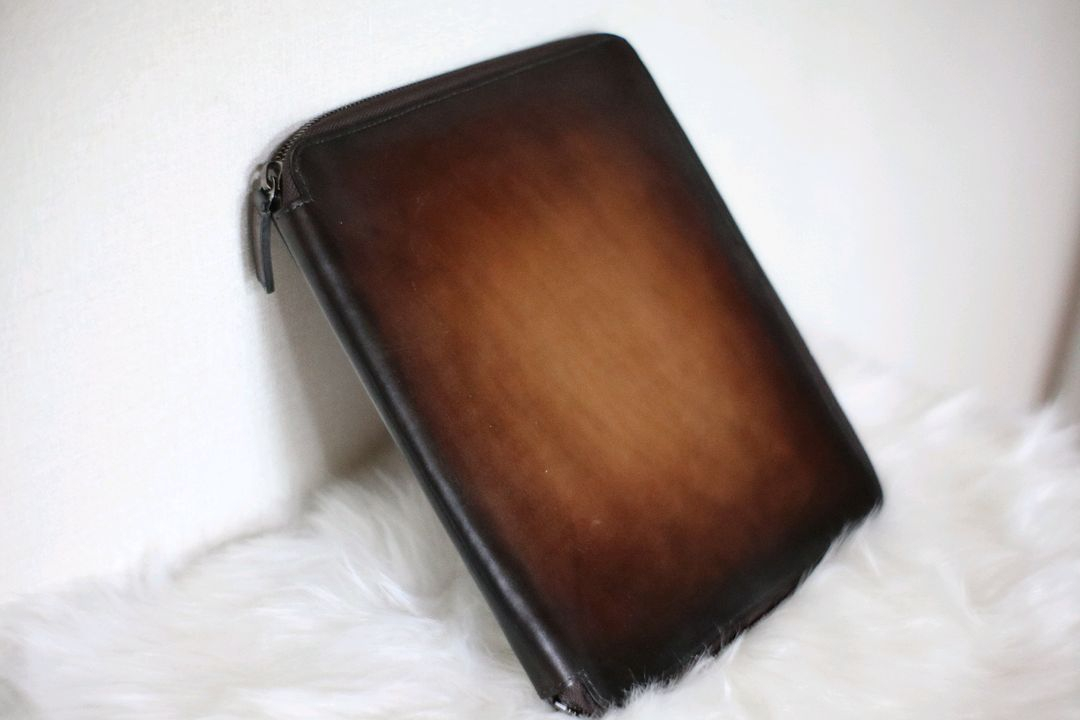 벨루티 폴리오 클러치 지갑 가방 (아이패드미니 수납)--1