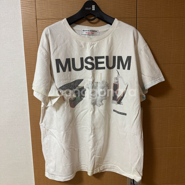 L 더뮤지엄비지터 핸드 스프레이 반팔티셔츠--3