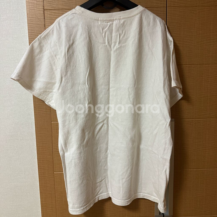 L 더뮤지엄비지터 핸드 스프레이 반팔티셔츠--4