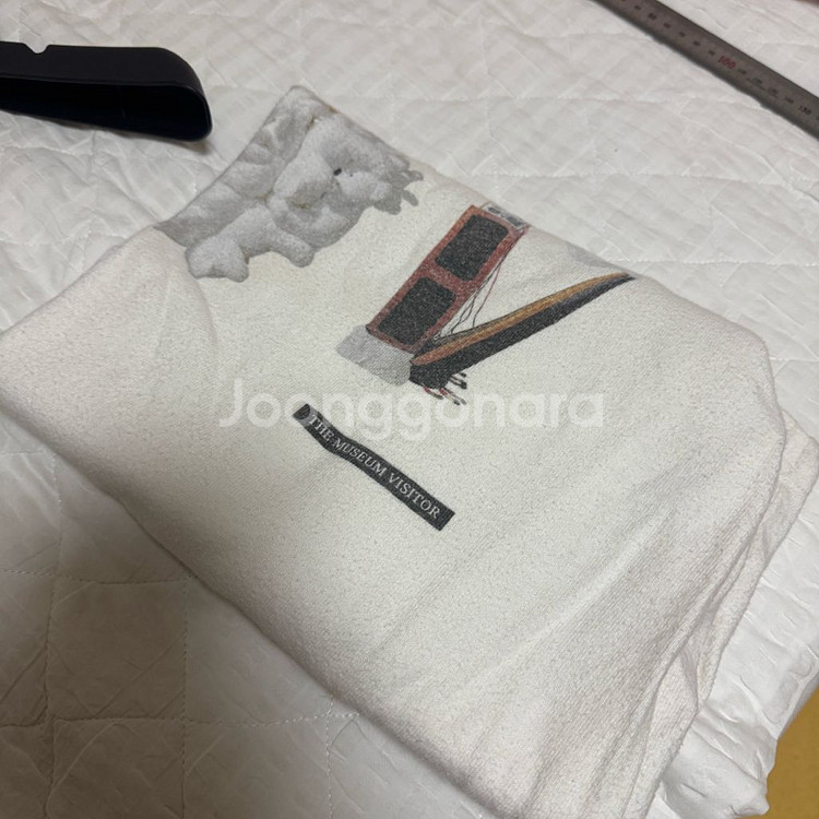 L 더뮤지엄비지터 핸드 스프레이 반팔티셔츠--5