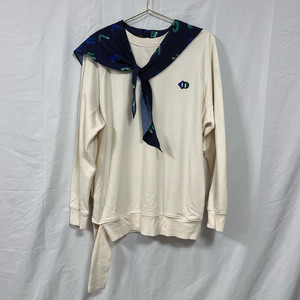 럭키슈에뜨 스카프 오버핏 맨투맨 티셔츠