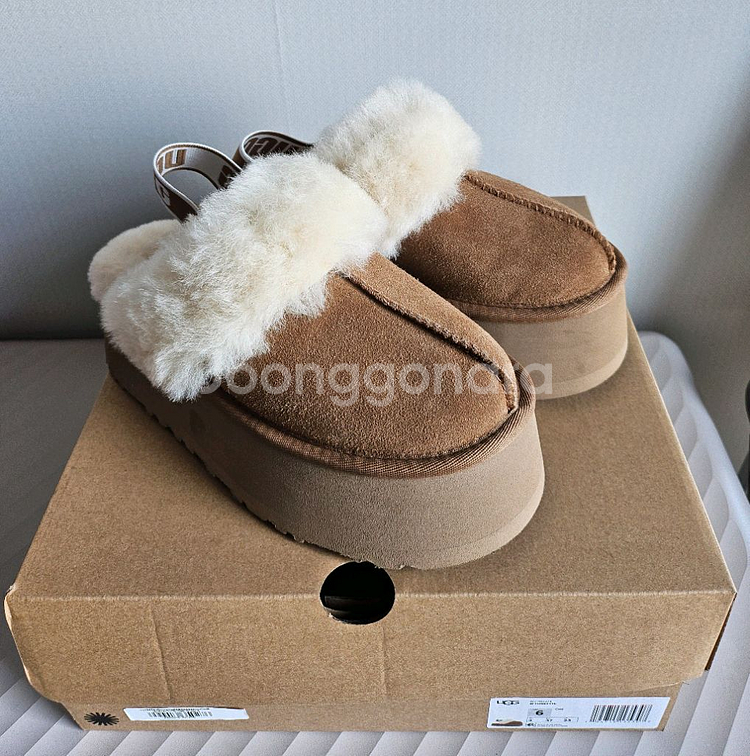 미국 어그(신세계 구매)UGG 로고 밴딩 퍼 카라 플랫폼 샌들 (펀케트)--0