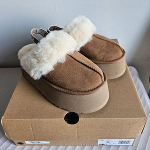 미국 어그(신세계 구매)UGG 로고 밴딩 퍼 카라 플랫폼 샌들 (펀케트)