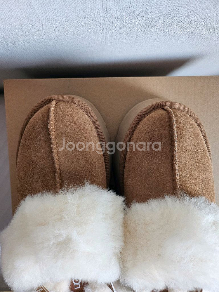 미국 어그(신세계 구매)UGG 로고 밴딩 퍼 카라 플랫폼 샌들 (펀케트)--4