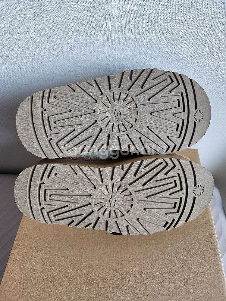 미국 어그(신세계 구매)UGG 로고 밴딩 퍼 카라 플랫폼 샌들 (펀케트)--5