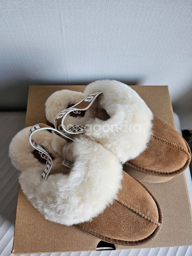 미국 어그(신세계 구매)UGG 로고 밴딩 퍼 카라 플랫폼 샌들 (펀케트)--1