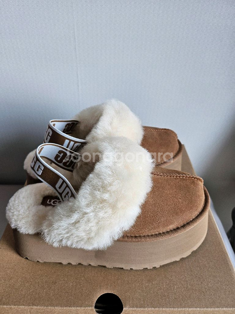 미국 어그(신세계 구매)UGG 로고 밴딩 퍼 카라 플랫폼 샌들 (펀케트)--2