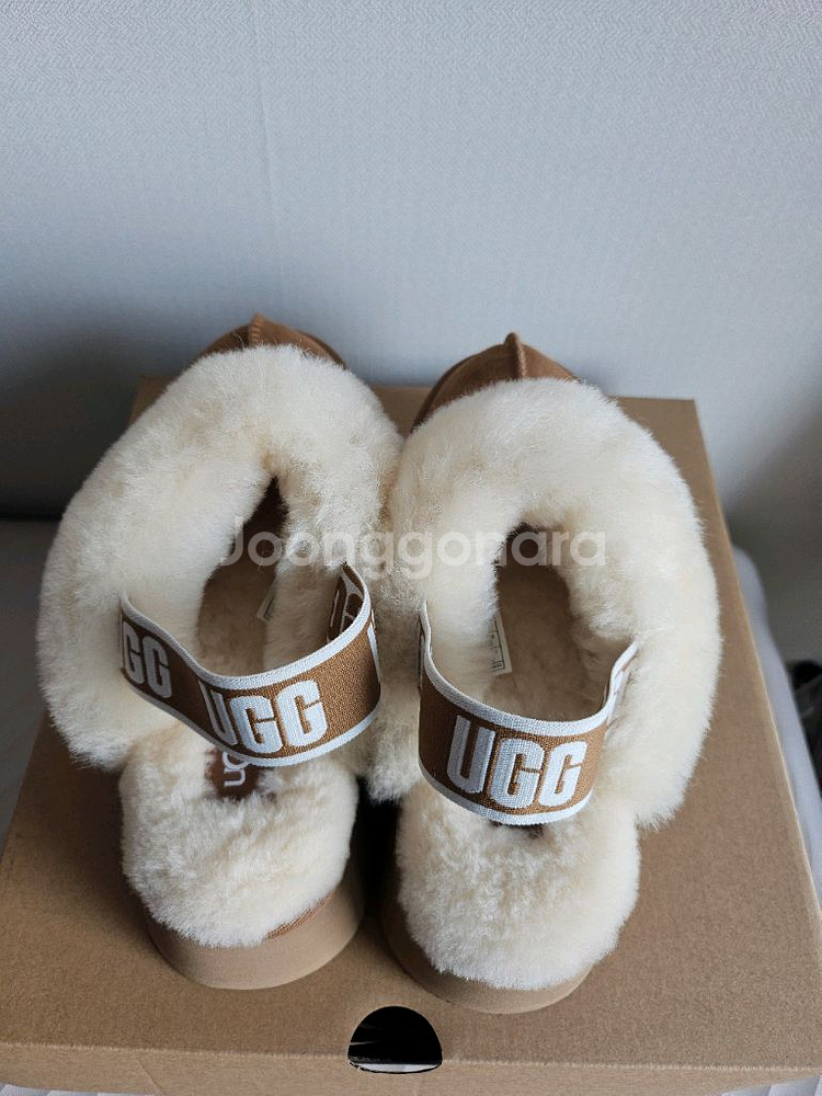미국 어그(신세계 구매)UGG 로고 밴딩 퍼 카라 플랫폼 샌들 (펀케트)--3