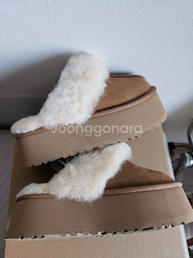 미국 어그(신세계 구매)UGG 로고 밴딩 퍼 카라 플랫폼 샌들 (펀케트)--6