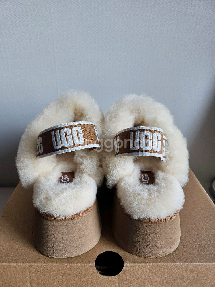 미국 어그(신세계 구매)UGG 로고 밴딩 퍼 카라 플랫폼 샌들 (펀케트)--7