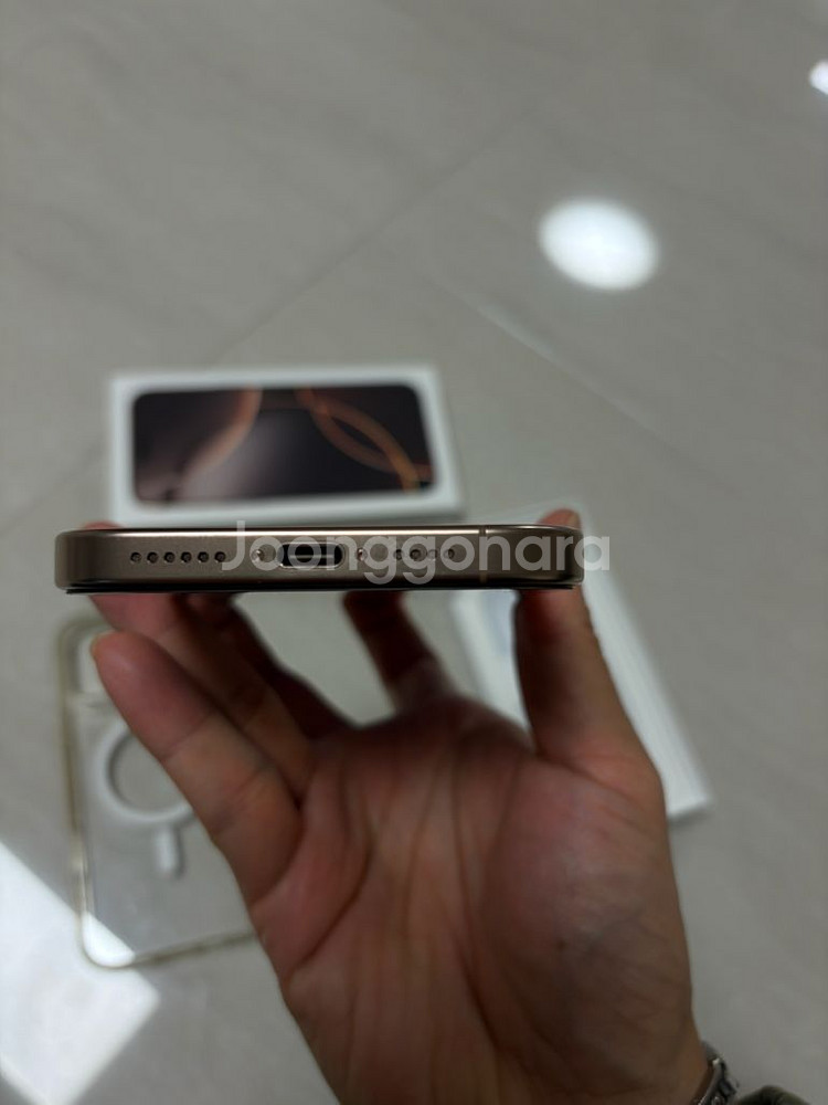 아이폰 16 Pro Max 256GB 골드 s급 색상 판매합니다--5