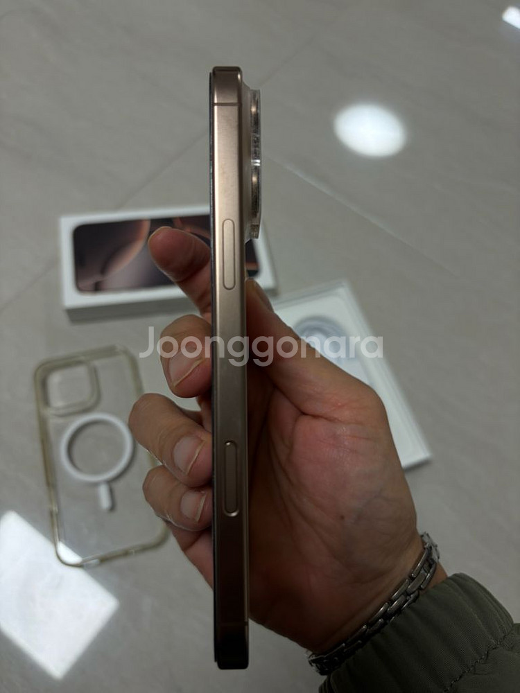 아이폰 16 Pro Max 256GB 골드 s급 색상 판매합니다--6