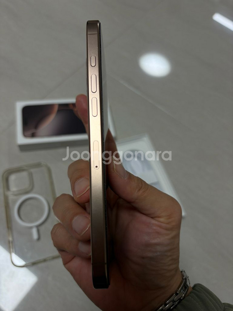 아이폰 16 Pro Max 256GB 골드 s급 색상 판매합니다--4