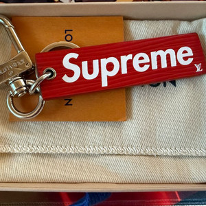루이비통 x 슈프림 콜라보 키링