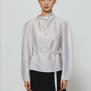 [S] 노티아 드레이프 하이넥 블라우스 그레이