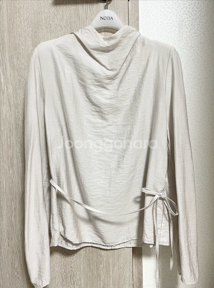 [S] 노티아 드레이프 하이넥 블라우스 그레이--4