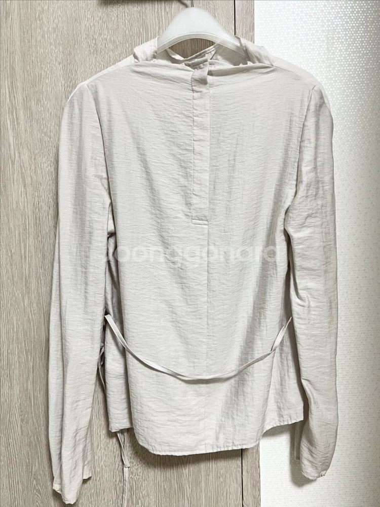 [S] 노티아 드레이프 하이넥 블라우스 그레이--5